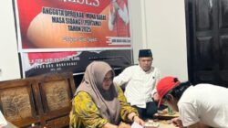 La Ode Harlan Sadia Saat Menyaksikan Penandatanganan Ketua Kelompok Usaha Bersama dengan Notaris