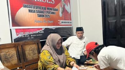 La Ode Harlan Sadia Saat Menyaksikan Penandatanganan Ketua Kelompok Usaha Bersama dengan Notaris